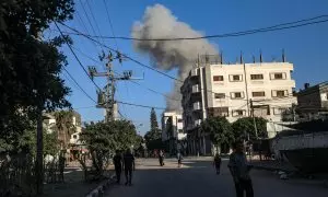 El humo se eleva durante una operación militar israelí en Deir Al Balah, en el centro de la Franja de Gaza, el 25 de agosto de 2024.