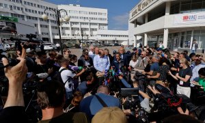 El director general del Organismo Internacional de la Energía Atómica (OIEA), Rafael Grossi, rodeado de periodistas tras su visita a la central nuclear de Kursk, en la localidad de Kurchátov.