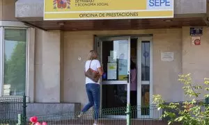 Una mujer entra a una oficina del SEPE.