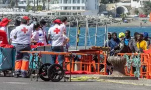 Varios migrantes son atendidos por los Servicios de Emergencias en el Muelle de Arguineguín, a 28 de agosto de 2024, en Gran Canaria