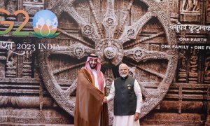 El príncipe heredero de Arabia Saudita, Mohammed bin Salman Al Saud, es recibido por el primer ministro indio Narendra Modi (derecha) durante la Cumbre del G20, en India en 2023