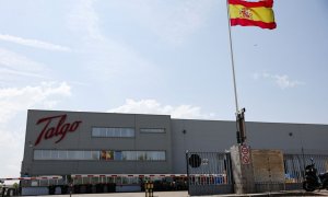 Una bandera de España, en la entrada de la planta del fabricante de ferrocarriles Talgo en Las Rozas (Madrid). REUTERS/Violeta Santos Moura