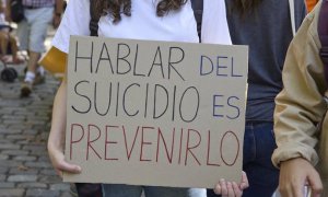 10 de septiembre. Foto de archivo. Una persona muestra una pancarta que dice "Hablar de suicidio es prevenirlo" en una manifestación para exigir un Plan Nacional de Prevención del Suicidio, a 10 de septiembre, en Madrid.