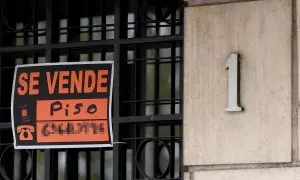 Vista de un cartel de 'Se vende' en un portal de un edificio en Madrid. E.P./Eduardo Parra / Europa Press