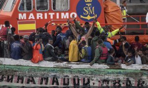 Una embarcación con migrantes a su llegada al puerto de La Restinga, a 31 de agosto de 2024, en El Hierro, Canarias.