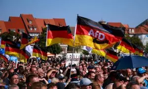 Simpatizantes del partido ultraderechista Alternativa para Alemania (AfD) esperan el discurso del presidente de la facción en el parlamento regional de Turingia, Bjoern Hoecke, a 31 de agosto de 2024