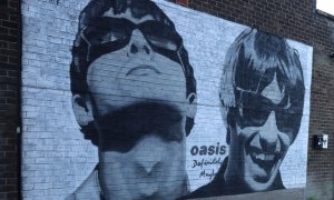 Liam y Noel Gallagher, fundadores de Oasis, en un mural en Mánchester.