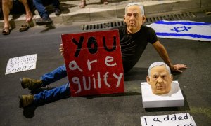 Un hombre con una máscara del primer ministro israelí, Benjamin Netanyahu, protesta en Tel Aviv contra el Gobierno.