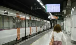 Pasajera en el anden de los trenes de Renfe Rodalies.