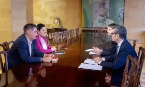 Mertxe Aizpurúa y Gorka Elejabarrieta, de EH Bildu, junto a Félix Bolaños y Ernest Urtasun, en la primera reunión sobre el plan de regeneración democrática celebrada en julio.