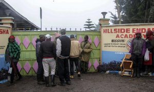 La gente se reúne en la puerta de la escuela primaria Hillside Endarasha después de un incendio, en el condado de Nyeri, 170 km al norte de la capital Nairobi, Kenia, el 6 de septiembre de 2024.