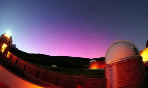 L'aurora boreal vista des del parc de telescopis del Parc Astronòmic del Montsec