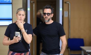 El hijo de Gisele Pelicot, Florian (izq.) y su hija Caroline Darian (der.) salen del tribunal penal de Avignon (Francia), el 5 de septiembre de 2024.