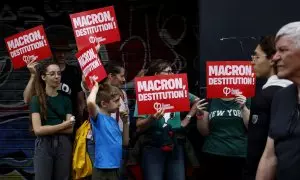 Varias personas en una manifestación de protesta contra el nombramiento de Barnier, en París, el 7 de septiembre de 2024.