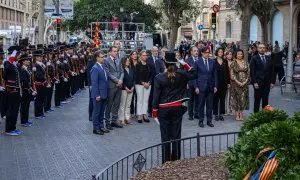 El Govern de la Generalitat, amb el president Salvador Illa al capdavant, fent l'ofrena floral al monument a Rafael Casanova de Barcelona