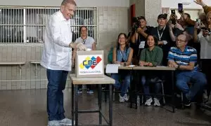 Edmundo González vota en las pasadas elecciones.