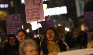 14/09/2024 Varias personas muestran carteles, durante la marcha por la eliminación de la violencia contra las mujeres, en Vigo. Foto de archivo.