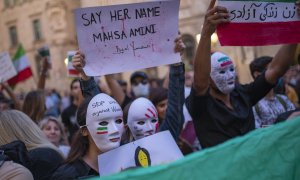 15/09/2024 Varias mujeres con máscaras durante una concentración para defender los derechos de la mujer en Irán. Foto de archivo.