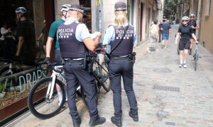 16/09/2024 - Agents de la Guàrdia Urbana de Girona posant una multa a un ciclista.