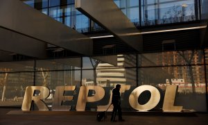 El logo de Repsol en la entrada de su sede corporativa en Madrid,. REUTERS/Susana Vera