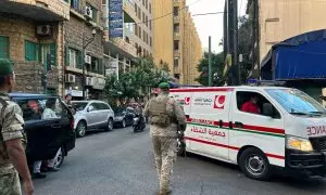 Soldados libaneses vigilan el paso de una ambulancia en Beirut esta tarde.