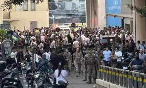 Soldados y familiares a la entrada de un hospital en Beirut este martes.