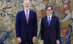 El rei Felip VI i el president del Govern, Salvador Illa, al Palau de la Zarzuela.