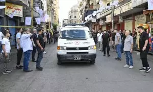 Una ambulancia recorre las calles de Beirut este miércoles.