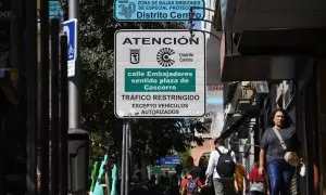 Un cartel indica la zona de bajas emisiones 360 del Distrito Centro, a 17 de septiembre de 2024, en Madrid (España).