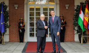 El presidente del Gobierno, Pedro Sánchez (d), saluda al presidente del Estado de Palestina, Mahmud Abás (i), en el Palacio de La Moncloa