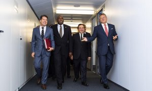 El ministro principal de Gibraltar, Fabián Picardo, el nuevo ministro de Asuntos Exteriores británico, David Lammy, su homólogo español, José Manuel Albares, y el vicepresidente ejecutivo de la Comisión Europea, Maros Sefcovic, este jueves en Bruselas (Bé