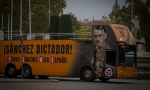 Un autobús de Hazte Oír con la cara de Sánchez contra la investidura de Pedro Sánchez el día en que se celebra en el Congreso de los Diputados el pleno en el que se le nombrará de nuevo presidente, a 15 de noviembre de 2023, en Madrid