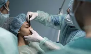 Una mujer antes de someterse a una cirugía.