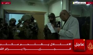 Soldados israelíes entregan documentos de órdenes militares al jefe de la oficina de Al Jazeera en Israel y los Territorios Palestinos, a 22 de septiembre de 2024