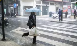 22/09/2024 Varias personas caminan bajo la lluvia. Foto de archivo.