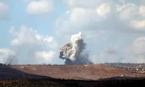 El humo se eleva tras un ataque aéreo israelí que tuvo como objetivo una aldea libanesa, visto desde la Alta Galilea, en el norte de Israel, el 23 de septiembre de 2024.