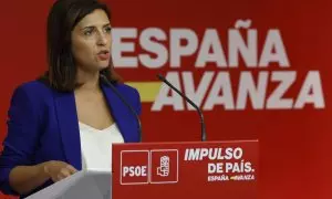 La portavoz del PSOE Esther Peña, durante la rueda de prensa ofrecida este lunes en la sede de Ferraz.