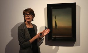 La directora de la Fundació Gala-Salvador Dalí, Montse Aguer, presenta el quadre adquirit a Londres i exposat al Museu de Figueres.