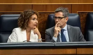 María Jesús Montero y Félix Bolaños, durante una sesión parlamentaria en el Congreso.