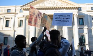 Varias personas se concentran frente al Congreso en defensa de la ILP RegularizaciónYa mientras se debate la iniciativa en el Congreso, a 9 de abril de 2024.