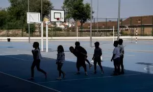 Varios niños juegan en el patio de un colegio público de Madrid, a 7 de septiembre de 2023.