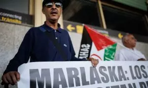 Manifestantes apoyan con pancartas a los saharauis retenidos por Interior en la sala de inadmitidos del aeropuerto de Barajas.