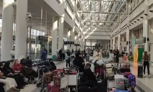 Decenas de libaneses se agolparon este martes en el aeropuerto de Beirut, el único operativo en todo el Líbano, para tratar de huir del país bajo las bombas israelíes pese a las cancelaciones masivas de vuelos provocadas por los crecientes temores al esta