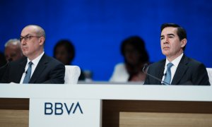 El presidente de BBVA, Carlos Torres Vila (d), y el consejero delegado, Onur Genç (i), en una junta de accionistas del banco, en el Palacio de Euskalduna de Bilbao. E.P./H.Bilbao - Europa Press