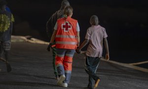 Un menor migrante llega al Puerto de La Restinga tras ser rescatado por la Guardamar Calliope, a 20 de septiembre de 2024, en El Hierro, Canarias (España).