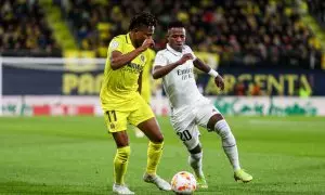 Samuel Chukwueze, jugador del Villarreal, y Vinicius Junior, futbolista del Real Madrid, durante un partido en enero de 2023.