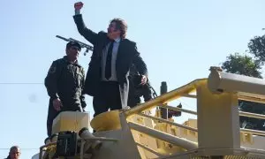 El presidente argentino Javier Milei sube a un tanque militar durante un desfile militar para celebrar el Día de la Independencia. Imagen de archivo.