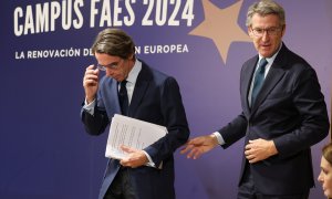 El ex presidente del Gobierno, José María Aznar (i) y el presidente del PP, Alberto Núñez Feijóo (d), durante la clausura del campus FAES