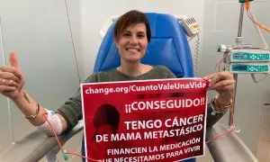 Paciente con cáncer de mama posa con las firmas