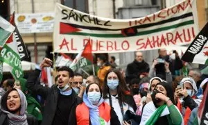 Varias personas, con banderas saharauis, protestan durante una manifestación convocada por la Coordinadora Estatal de Asociaciones Solidarias con el Sáhara (CEAS-Sáhara), frente al Ministerio de Asuntos Exteriores, a 26 de marzo de 2022, en Madrid (España